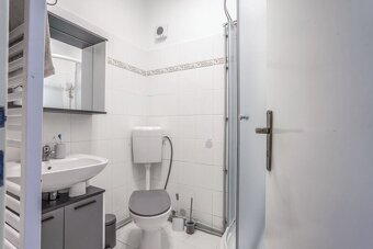 Rodinný dům s dvougaráží, vhodné jako dvougenerační bydlení, - 13