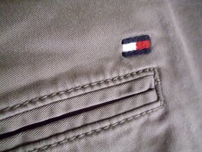 Tommy Hilfiger pánske chino nohavice s elastan. L 36/34 - 13