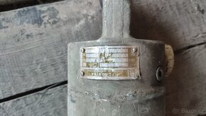 hydraulické válce dvoučinné - 13