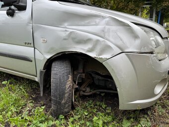 Suzuki Ignis 1,3 68 kw 2008 bourané - 13