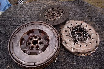 Renault Scénic , Mégane různé díly na motor. - 13