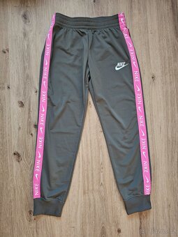 Nová dívčí sportovní souprava Nike Sportswear - 13