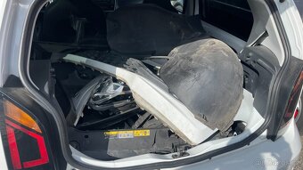Volkswagen eUP 61kW 36kWh - havarovaný - pojízdný - 13