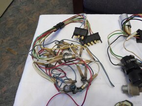 Různé části elektroinstalace k palubní desce Škoda 105/120 - 13