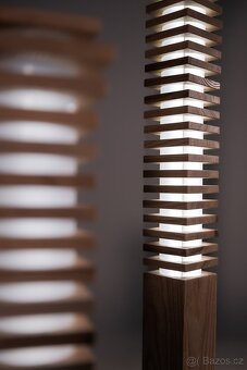 Ručně vyráběná dřevěná lampa z jasanu – design, atmosféra, t - 13