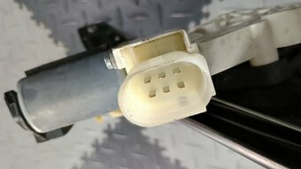 BMW 5 F10 F11 2010 - 2017 predna maska okno sklo okular - 13