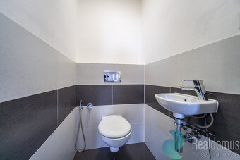 Prodej, byt 2 + KK, 65 m2, balkon, garážové stání, sklep, ul - 13