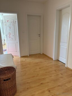 Samostatně stojící rodinný dům 284 m2 na pozemku 687 m2. - 13