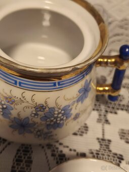 Stará porcelánová konvička. - 13