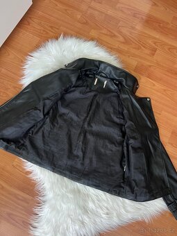 GUESS DÁMSKÝ KŘIVÁK BUNDA VEL.M - 13