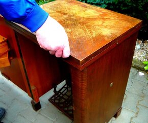 Starožitný cca 100 let starý skříňový šicí stroj - 13