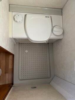 Adria Adora 462 PH 2005 se stanem a pevnou postelí - 13