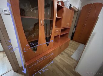 Nábytková sestava – vitrína, úložné skříňky, šatní skříň - 13