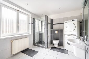 Prodej nadstandartního domu 342 m2 , s pozemkem 1534 m2, Sru - 13