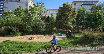 Pronájem slunného bytu 3+kk, 83 m s balkonem, garáží a komor - 13
