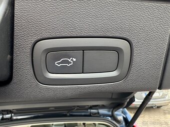 Volvo XC60 B4 140kW Inscription 4x4 AUT. Int. dětské sedačky - 13