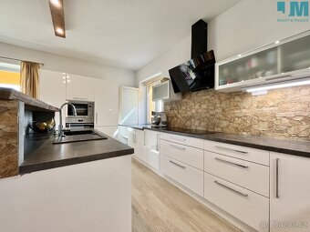 Prodej krásného rodinného domu 369 m2 s pozemkem 2270 m2 - 13