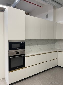 Prodám NOVOU bilu kuchyň Plzeň DTD Egger - 13