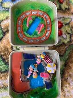Retro Polly Pocket + novější, LOL panenky se stojanem.. - 13