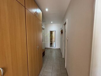 Prodej prostorného bytu 3+1 s lodžií v Plzni na Vinicích. - 13