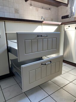 Moderní kuchyňská linka se spotřebiči - 13