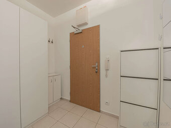 Moderní světlý byt 2+kk (51 m²) s lodžií a garážovým stáním, - 13