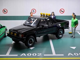 Toyota Hilux SR5 1985 1:18 OttoMobile - 13