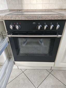 Moderní kuchyňská linka se spotřebiči - 13