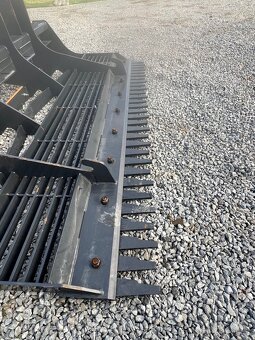 Vyrovnávací zařízení pro terén nové na smykový nakladač - 13