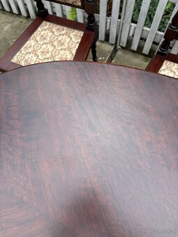 Starožitný rozkládací jídelní stůl s pěti židlemi - 13