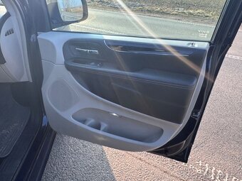 Chrysler Town Country 3,6 Limited 2x DVD CREW ÚHLY 2014 - 13