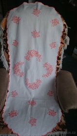 Záclony, červené závěsy, ubrus. - 13