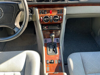 MERCEDES- BENZ  124  220 i  110 Kw AUT - 13
