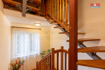 Prodej rodinného domu, 269 m², Jesenice, ul. Zahradní - 13