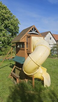 Zahradní dětské hřiště s tobogánem, domečkem a houpačkami - 13