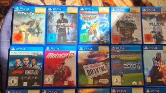 PLAYSTATION 4 + 28 HER - 13