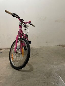 Růžový holčičí kolo značky Specialized - 13