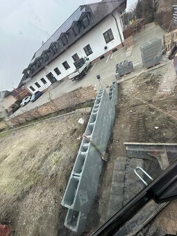 Pomocnik na stavbach - 13