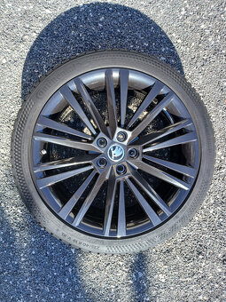 Pěkná zimní orig alu Škoda Superb Continental 235/40/19 8mm - 13