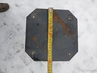 13 ks masivní kovové sloupky - 13