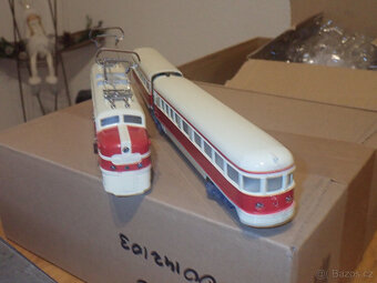 Rychlík Märklin H0 ST800, třídílný, slonovinově červená s or - 13