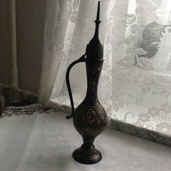 Černé tepané karafy, váza a vintage - 13