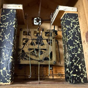 Staré dřevěné unikátní kukačky vyřezávané plně funkční - 13