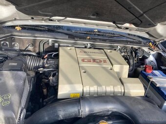 Mitsubishi Pajero wagon - 13