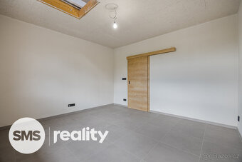 Moderní rodinný dům v Hrabové – klidné bydlení jen kousek od - 13