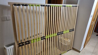 Prodám dřevěnou postel, noční stolky, matraci, rošt - 13