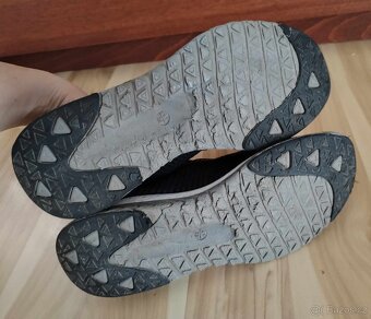Žluté boty sálovky Nike a černé tenisky 40/41 - 13