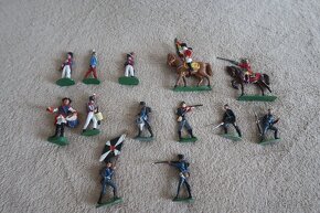 cínoví vojáčci a další figurky - 13