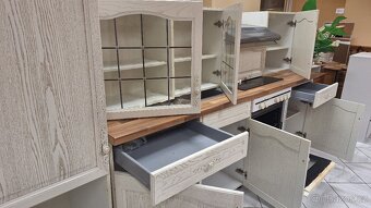 Bílá rustikální kuchyňská linka - 13