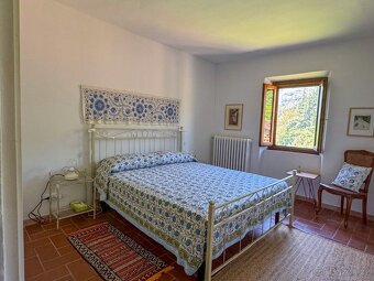 Toskánsko – stylový kamenný dům s bazénem a olivovým hájem - 13